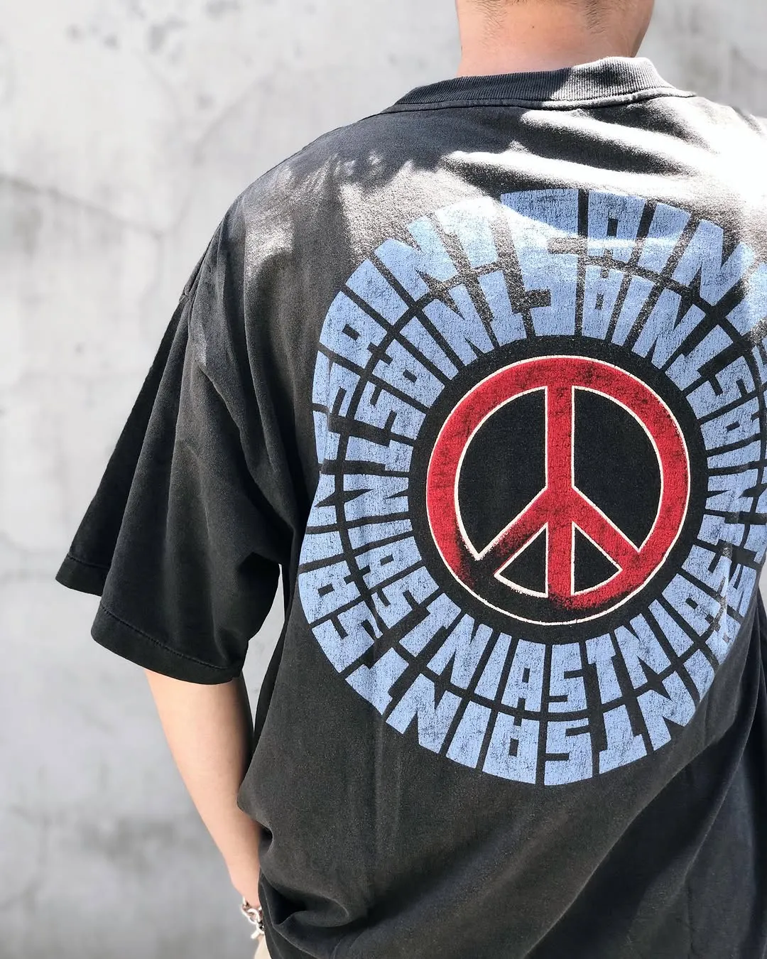 SAINT Mxxxxxx IDEOLOGICAL SS TEE/BLK Peace and anti-war crack pattern tee, washed black S-XL, look for the cylindrical fabric without side seams, the open width is almost meaningless Asut ready-made garments dyed, the whole piece is sprayed with horse-hair spray, and then sprayed again to fade, the collar and cuffs are frayed, many places are broken, oversized printing position, genuine level restoration, complete accessories, with little angel anti-counterfeiting label